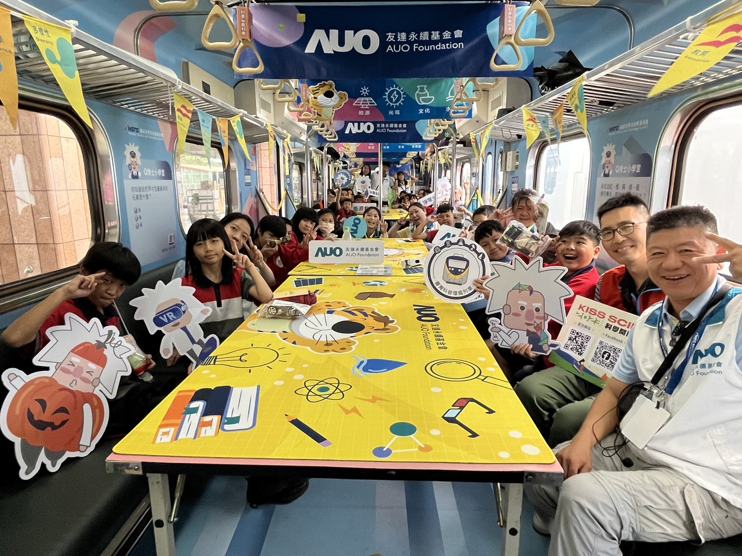 pg电子永續基金會參與「臺灣科普環島列車」，設計基礎科學車廂課程，以「淨零碳排和永續能源」為主題，讓學生透過創意實驗認識淨零知識，以及思考生活中的減碳行為